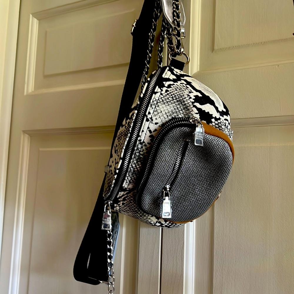 Steve Madden sling pack. EUC.